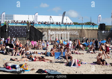 Newquay, Royaume-Uni. 14Th Aug 2016. La plage de FISTRAL, Newquay, CORNWALL, UK - 14 août 2016 : les touristes profitez d'une journée ensoleillée à la plage de Fistral pendant le tournoi Boardmaster Surf. Newquay est l'une des principales attractions touristiques côtières au Royaume-Uni. Credit : Nicholas Burningham/Alamy Live News Banque D'Images