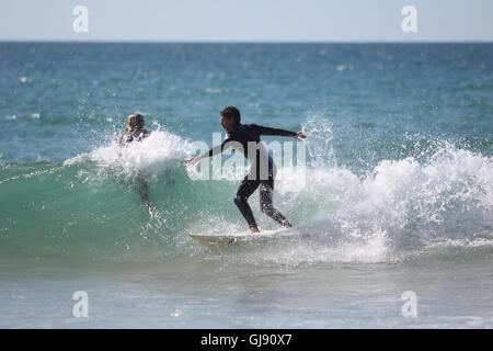 Newquay, Royaume-Uni. 14Th Aug 2016. La plage de FISTRAL, Newquay, CORNWALL, UK - 14 août 2016 : les touristes profitez d'une journée ensoleillée à la plage de Fistral pendant le tournoi Boardmaster Surf. Newquay est l'une des principales attractions touristiques côtières au Royaume-Uni. Credit : Nicholas Burningham/Alamy Live News Banque D'Images