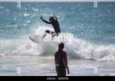 Newquay, Royaume-Uni. 14Th Aug 2016. La plage de FISTRAL, Newquay, CORNWALL, UK - 14 août 2016 : les touristes profitez d'une journée ensoleillée à la plage de Fistral pendant le tournoi Boardmaster Surf. Newquay est l'une des principales attractions touristiques côtières au Royaume-Uni. Credit : Nicholas Burningham/Alamy Live News Banque D'Images