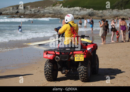 Newquay, Royaume-Uni. 14Th Aug 2016. La plage de FISTRAL, Newquay, CORNWALL, UK - 14 août 2016 : les touristes profitez d'une journée ensoleillée à la plage de Fistral pendant le tournoi Boardmaster Surf. Newquay est l'une des principales attractions touristiques côtières au Royaume-Uni. Credit : Nicholas Burningham/Alamy Live News Banque D'Images