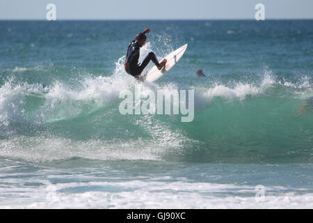 Newquay, Royaume-Uni. 14Th Aug 2016. La plage de FISTRAL, Newquay, CORNWALL, UK - 14 août 2016 : les touristes profitez d'une journée ensoleillée à la plage de Fistral pendant le tournoi Boardmaster Surf. Newquay est l'une des principales attractions touristiques côtières au Royaume-Uni. Credit : Nicholas Burningham/Alamy Live News Banque D'Images