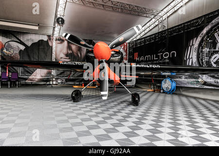 Nicolas Ivanoff avion dans des hangars avant la Masters Cup air race au Red Bull Air Race 2016 à Ascot Banque D'Images