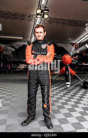 Nicolas Ivanoff et son avion dans des hangars avant la Masters Cup air race au Red Bull Air Race 2016 à Ascot Banque D'Images