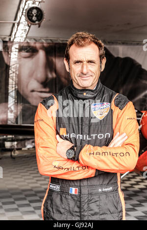 Nicolas Ivanoff et son avion dans des hangars avant la Masters Cup air race au Red Bull Air Race 2016 à Ascot Banque D'Images