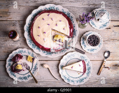 Vue de dessus du gâteau aux bleuets sur plat de service Banque D'Images