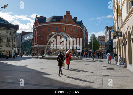 L'esprit de Belfast par Dan George « Onion Rings » dans le centre-ville de Belfast, Arthur Square Banque D'Images