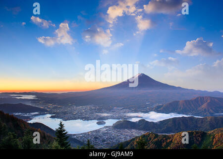 Mt. Fuji, le Japon sur le lac Kawaguchi sur un matin d'automne. Banque D'Images
