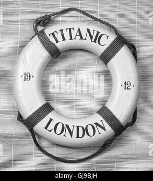Titanic gareautrain avec date de 1912 et à Londres, le noir et blanc. Banque D'Images