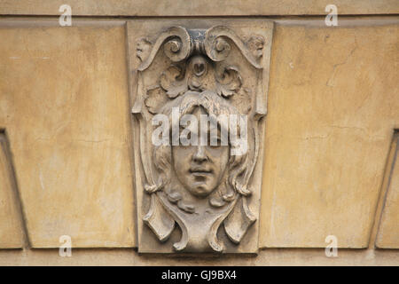 Mascaron Art Nouveau sur la maison de revenu dans la rue Šmeralova dans le quartier de Bubeneč à Prague, République Tchèque. Banque D'Images