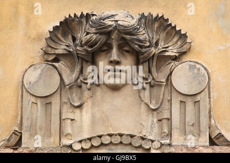 Mascaron Art Nouveau sur la maison de revenu dans la rue Šmeralova dans le quartier de Bubeneč à Prague, République Tchèque. Banque D'Images