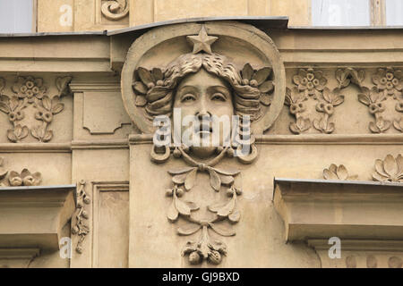 Mascaron Art Nouveau sur la maison de revenu dans la rue Šmeralova dans le quartier de Bubeneč à Prague, République Tchèque. Banque D'Images