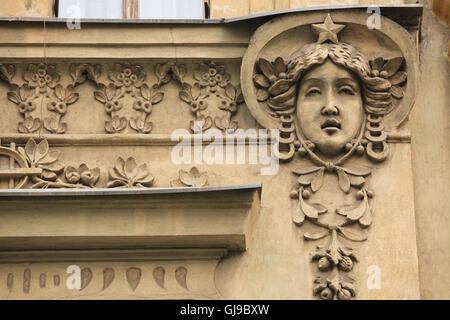 Mascaron Art Nouveau sur la maison de revenu dans la rue Šmeralova dans le quartier de Bubeneč à Prague, République Tchèque. Banque D'Images