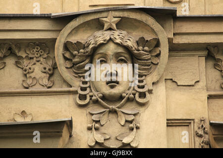 Mascaron Art Nouveau sur la maison de revenu dans la rue Šmeralova dans le quartier de Bubeneč à Prague, République Tchèque. Banque D'Images