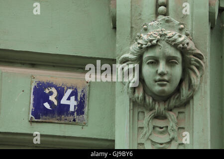 Mascaron Art Nouveau sur la maison de revenu dans la rue Šmeralova dans le quartier de Bubeneč à Prague, République Tchèque. Banque D'Images