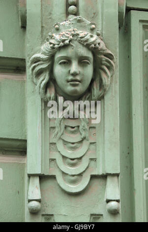 Mascaron Art Nouveau sur la maison de revenu dans la rue Šmeralova dans le quartier de Bubeneč à Prague, République Tchèque. Banque D'Images