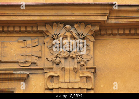 Mascaron Art Nouveau sur les recettes maison à Dukelských Hrdinů Street dans le quartier de Holešovice à Prague, République tchèque. Banque D'Images