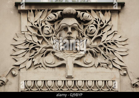 Mascaron Art Nouveau sur les recettes maison à Dukelských Hrdinů Street dans le quartier de Holešovice à Prague, République tchèque. Banque D'Images