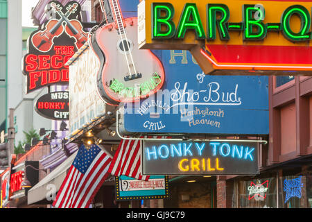 Les enseignes au néon de couleur dans l'Honky Tonk district de Nashville, Tennessee. Banque D'Images