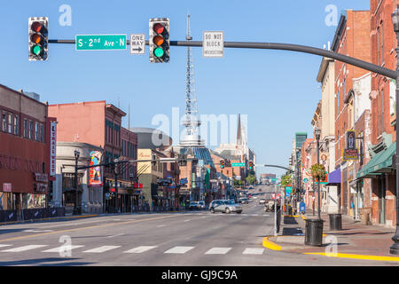 Un matin tôt à la vue sur Broadway dans le quartier historique de Nashville, Tennessee. Banque D'Images