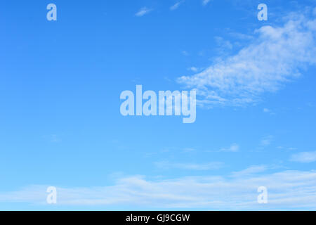 Fond de Ciel bleu et nuages blancs, abstract naturelle. Banque D'Images