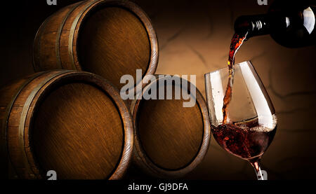 Verseur à vin rouge en verre en cave Banque D'Images