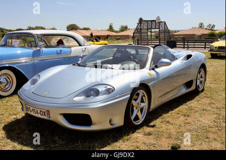 Ferrari 360 Spider gris métallique sur l'affichage dans un rallye automobile Banque D'Images