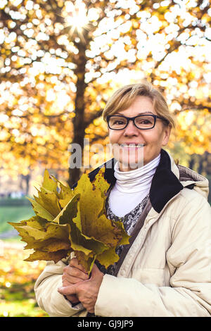 Blonde mature woman enjoying outdoor temps d'automne Banque D'Images