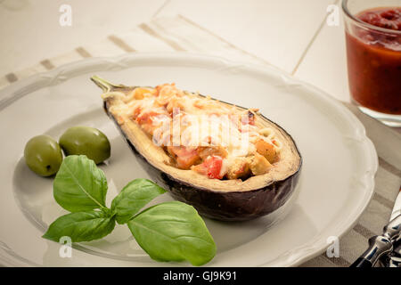 Rempli et la moitié d'aubergine grillées, vue du dessus, la teinte vintage Banque D'Images