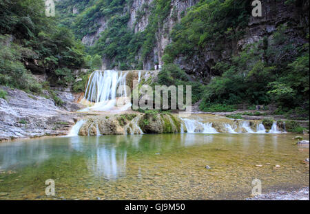 Chutes d'eaux et cascades d'Yun-Tai Mountain Chine Banque D'Images