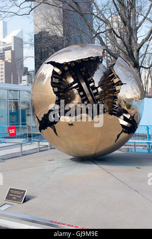 New York City USA United Nations Building. Au sein d'une sphère sphère par le sculpteur Arnaldo Pomodoro. Banque D'Images