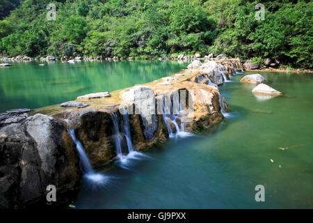 Chutes d'eaux et cascades d'Yun-Tai Mountain Chine Banque D'Images