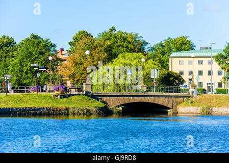 Kalmar, Suède - août 10, 2016 : le pont à Sodra Kanalgatan Fredriksskans sur le canal dans la ville. Banque D'Images