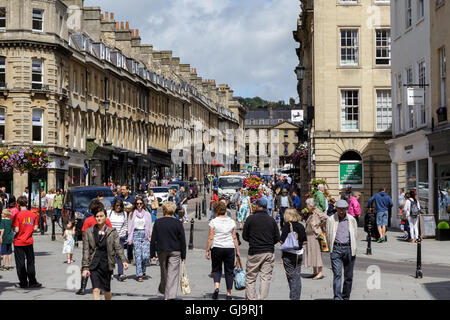 La partie inférieure de Milsom Street, Bath, Somerset, Royaume-Uni Banque D'Images