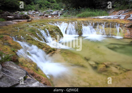 Chutes d'eaux et cascades d'Yun-Tai Mountain Chine Banque D'Images