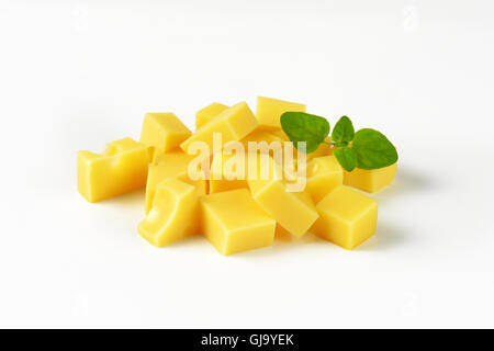 Poignée de cubes de fromage sur fond blanc Banque D'Images