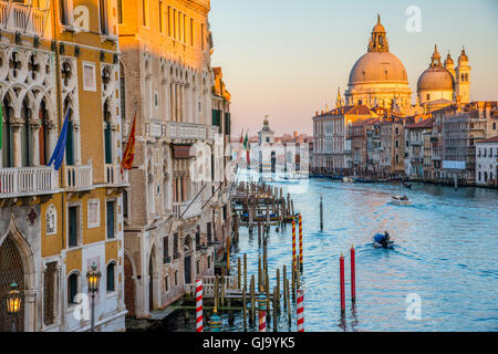 La tombée de la scène du Grand Canal de Venise, l'Italie avec une vue sur la Basilique Santa Maria della Salute. Banque D'Images