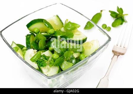 Avec salade de concombre, le pourpier et les pois verts sur les disques sombres Banque D'Images