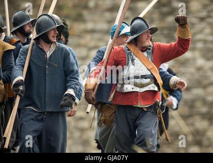 Membres de la plus ancienne re-enactment Society au Royaume-Uni, le Hogan-vexel, reconstituant le Grand Siège de 1645 le château de Scarborough pendant la Guerre Civile Anglaise, au château de Scarborough dans le Yorkshire. Banque D'Images