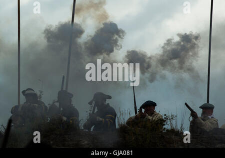 Membres de la plus ancienne re-enactment Society au Royaume-Uni, le Hogan-vexel, reconstituant le Grand Siège de 1645 le château de Scarborough pendant la Guerre Civile Anglaise, au château de Scarborough dans le Yorkshire. Banque D'Images