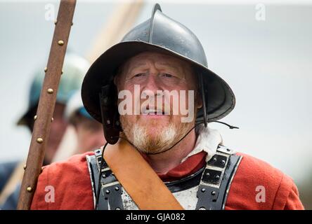 Membres de la plus ancienne re-enactment Society au Royaume-Uni, le Hogan-vexel, reconstituant le Grand Siège de 1645 le château de Scarborough pendant la Guerre Civile Anglaise, au château de Scarborough dans le Yorkshire. Banque D'Images