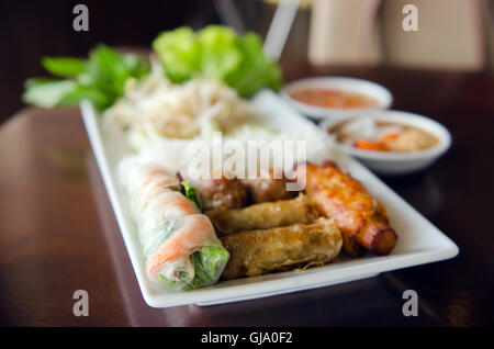 Rouleau de printemps servi avec du porc, crevettes frites avec la canne à sucre et de légumes (aliments) célèbre Vietnamien Banque D'Images