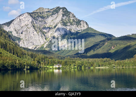 Lac et montagnes à la merveilleuse Vorderer Langbathsee de Salzkammergut, Autriche Banque D'Images