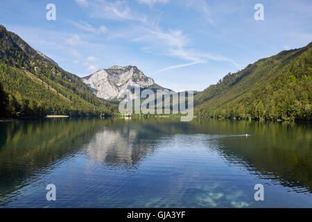 Lac et montagnes à la merveilleuse Vorderer Langbathsee de Salzkammergut, Autriche Banque D'Images