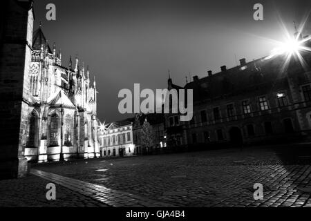 Soleil se couche et la nuit commence à Prague en une journée d'automne Banque D'Images