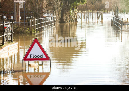 Route inondée et avertissement, la moitié submergé Banque D'Images