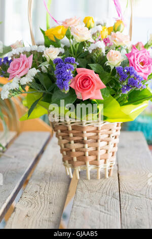Bouquet de fleurs dans un panier en osier. Banque D'Images