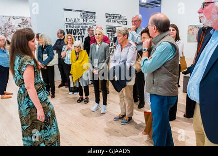 New York City, NY, États-Unis, grande foule de gens, touristes écoutant le guide touristique leader du groupe dans Modern American Art Gallery, Downtown Whitney Museum, femmes donnant des conférences, groupe de femmes âgées sérieux Banque D'Images