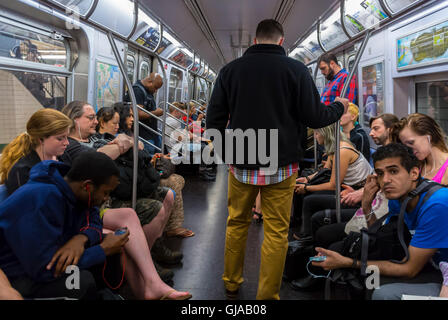 New York, NY, États-Unis, foule de personnes américaines à cheval dans NYC Subway train, Brooklyn, tubes train intérieurs Banque D'Images