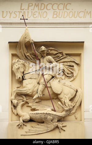 Saint Georges tuant le dragon sur la maison Belvedere dans Kamenicka Rue dans le quartier de Holešovice à Prague, République tchèque. La maison Belvedere conçu par l'architecte tchèque Bedrich Bendelmayer et Rudolf Nemec a été construit en 1899-1900. Banque D'Images