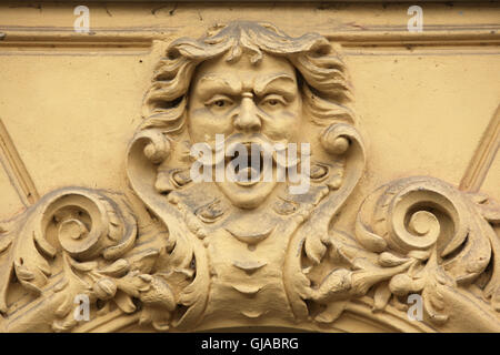 Mascaron Art Nouveau sur les recettes maison à Nad Kralovskou Oborou Street dans le quartier de Bubenec à Prague, République tchèque. Banque D'Images